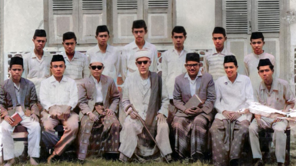 Guru Tua bersama murid-muridinya.