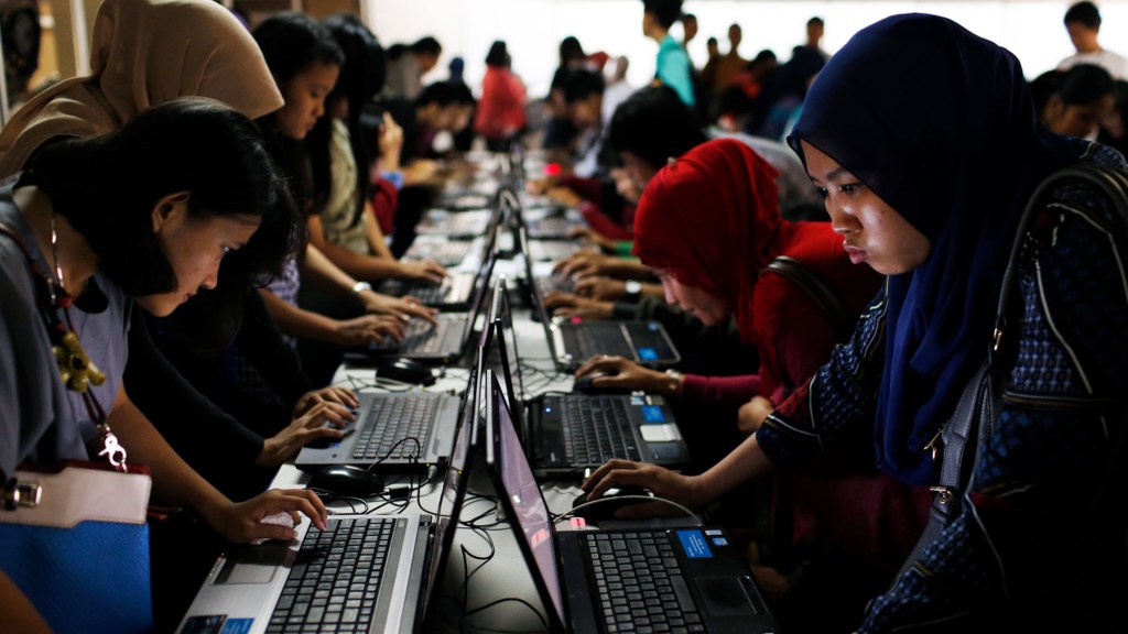 Para wanita di sebuah job fair di Jakarta pada tahun 2014.