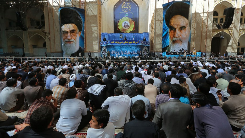 Pengunjung peringatan wafat Imam Khomeini