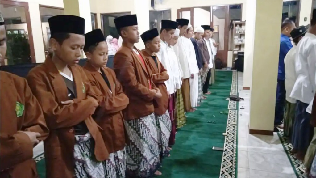 Salat berjemaah santri Ponpes Hasyim Asyari Pesantren Syiah Darut Taqrib.