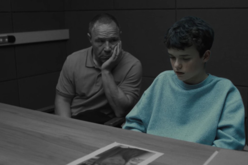 Stephen Graham dan Owen Cooper dalam serial 'Adolescence'. Netflix